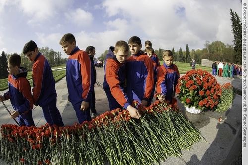 
                            
                                «Возвращение в блокадный Ленинград спасло моему отцу жизнь», – Борис Ротенберг
    

                            
                        